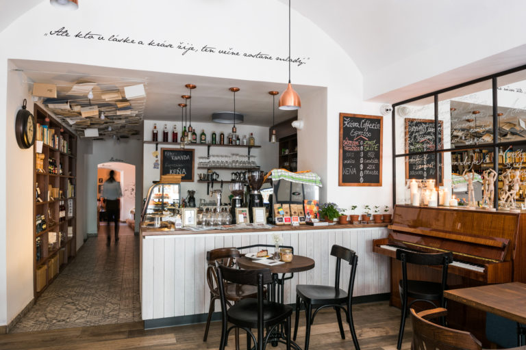001_cafe_sladkovič_barový pult